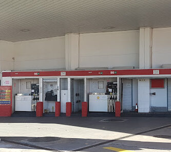 Gasolinera Dotada D&apos; Empleats Al Servei Del Client